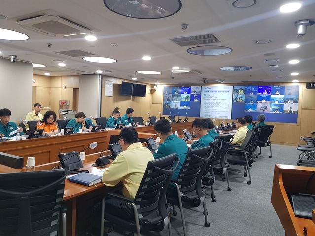 ▲ 경북도는 30일 오전 8시 도청 재난안전상황실에서 폭염 현업부서 및 22개 시군 폭염담당과장이 참석한 가운데 여름철 폭염피해 대비 추진상황 긴급점검을 위한 영상회의를 개최했다.ⓒ경북도