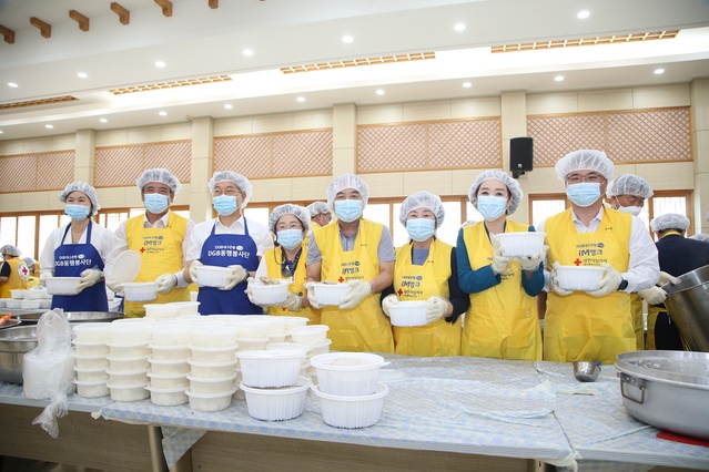 ▲ 대구시의회(의장 이만규)는 7월 28일 군위군노인복지회관을 방문해 군위군 관내 어르신들에게 전달할 삼계탕 포장 및 배식 행사를 가졌다.ⓒ대구시의회