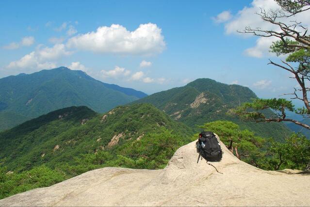 ▲ 버선코 바위에서 바라본 군자산(左)과 보배산(右).ⓒ진경수 山 애호가