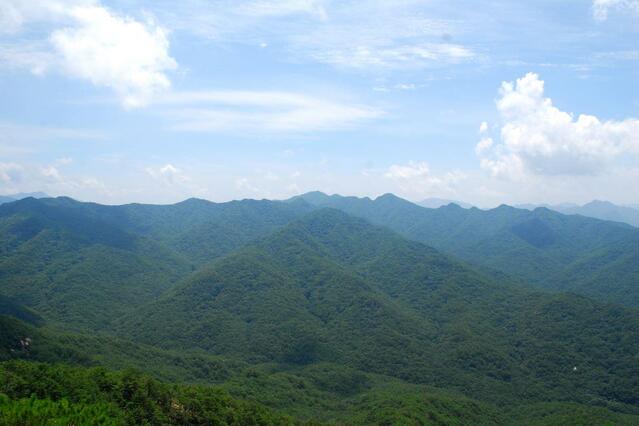 ▲ 칠보산 암반 전망대에서 바라본 장성봉과 대야산.ⓒ진경수 山 애호가