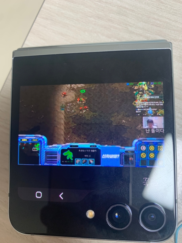 ▲ 갤럭시Z플립5 외부 화면으로 유튜브 영상을 시청하는 모습. ⓒ이성진 기자