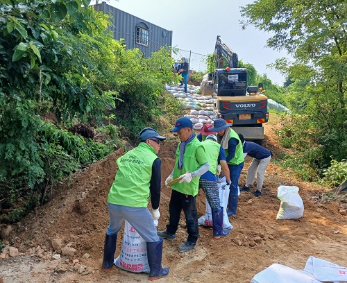 ▲ 용인특례시 충청향우회 총연합회 회원 30여 명은 지난 30일 집중호우로 피해를 본 세종시 연서면을 찾아 수해복구 봉사활동을 하고 있다.ⓒ세종시