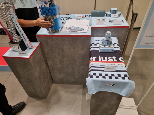 ▲ N의 모터스포츠 관련 굿즈도 전시했다 ⓒ뉴데일리 김성현 기자