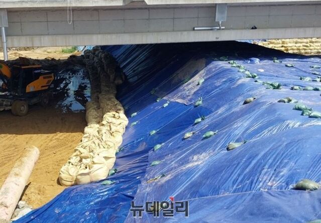 ▲ 국무조정실이 행복청 7명을 수사의뢰해 검찰의 집중 수사가 예상되는 미호강 임시제방.ⓒ뉴데일리 DB