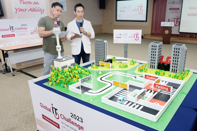 ▲ '2023 글로벌장애청소년IT챌린지' 온라인 예선에서 자율주행차 코딩능력 평가 종목이 진행되고 있는 모습. ⓒLG전자