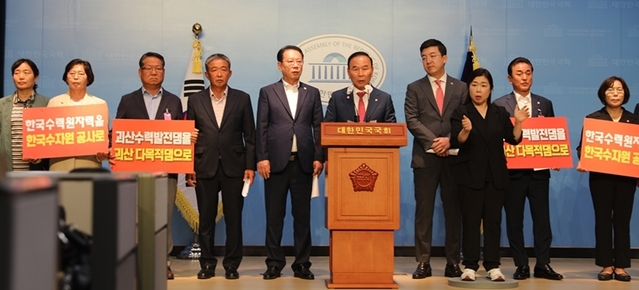 ▲ 박덕흠 의원과 송인헌 군수 등 괴산군 대표들이 성명서를 발표했다.ⓒ박덕흠의원실