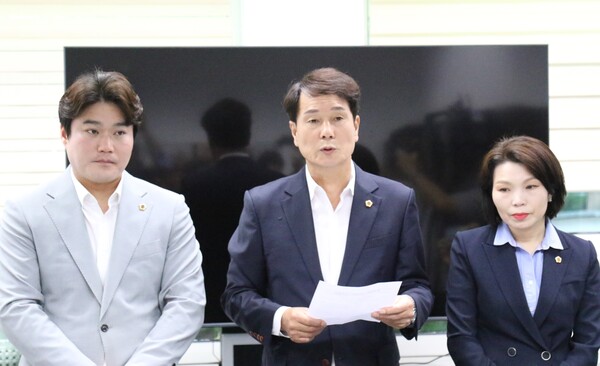 ▲ 국민의힘 원내대표 김선광의원, 이상래 대전시의회 의장, 더불어민주당 원내대표 이금선의원(사진 좌측부터).ⓒ대전시의회