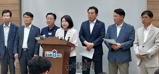 ▲ 더불어민주당 충북도당이 충북도의 언론대응과 자당 도의원 법적대응 문제를 비난했다.사진은 민주당 충북도의원들의 기자회견 장면.ⓒ최중기 기자