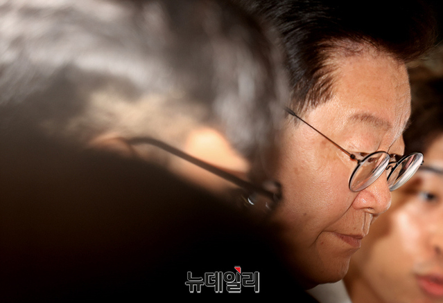 ▲ 8월 중으로 이재명 더불어민주당 대표에 대한 구속영장이 청구될 것이란 전망이 나온다. 사진은 이 대표가 법원에 출석하는 모습. ⓒ정상윤 기자