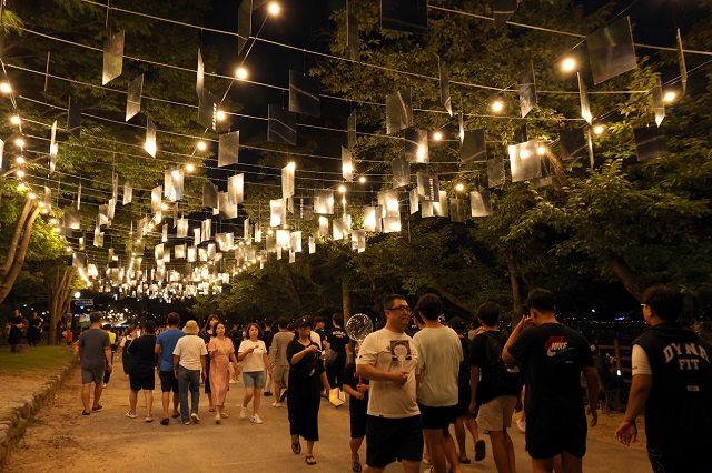 ▲ 안동 월영야행 1차 행사에 약 5만3000여 명의 시민과 관광객이 다녀가며 큰 인기를 끌었다.ⓒ안동시