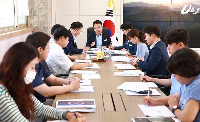 ▲ 울진군은 지난 28일 울진군청 군수실에서 정책홍보관 직원들이 참석해 ‘화합으로 새로운 희망울진’의 군정 슬로건을 구현하기 위한 7월 3차 정책회의를 열었다.ⓒ울진군