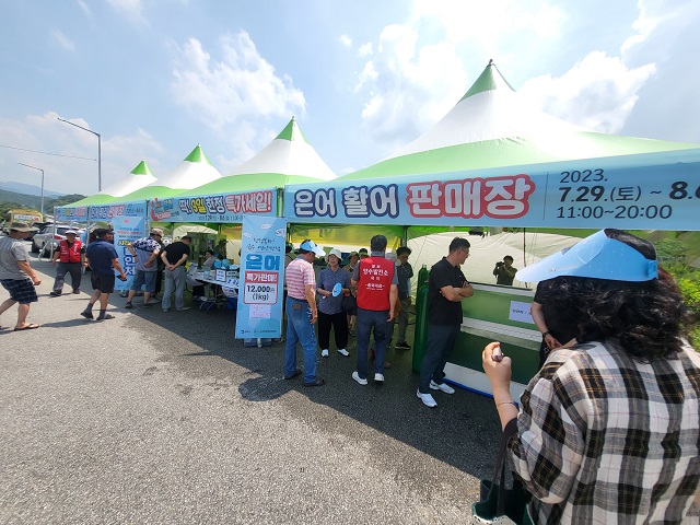 ▲ 봉화군은 지난 29일부터 봉화군로컬푸드직매장과 영주농협 파머스마켓, 봉화읍 신시장에서 ‘봉화은어활어판매장’을 운영하고 있다.ⓒ봉화군