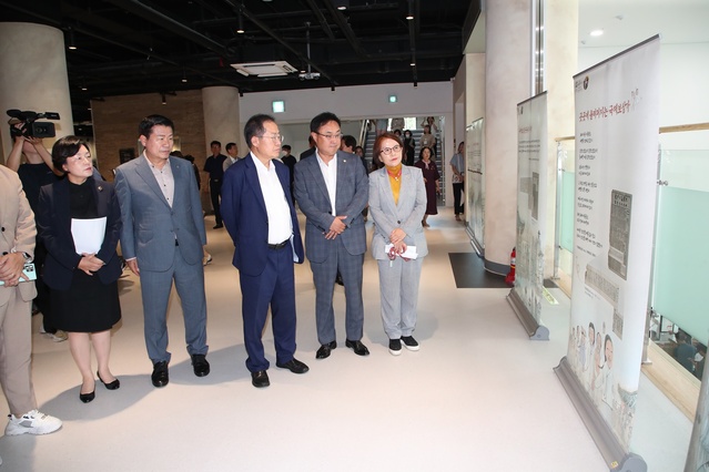 ▲ 개관된 도서관은 대구의 자랑스러운 시민정신을 담은 국채보상운동 기록전시관과 도서관, 휴식공간이 어우러지는 복합문화공간으로 재탄생했다.ⓒ대구시