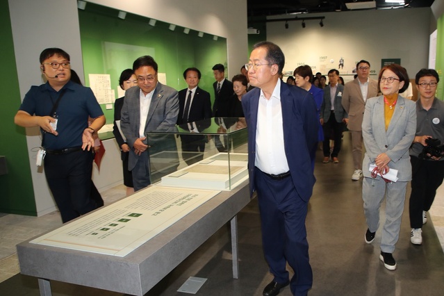 ▲ 홍준표 대구광역시장은 개관식에 참석해 현장을 둘러보고 있다.ⓒ대구시