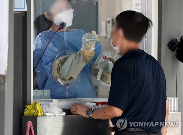 ▲ 코로나 하루 확진자가 치솟으면서 재유행 우려가 나오는 31일 서울의 한 보건소 선별진료소에서 시민이 검사를 받고 있다. ⓒ연합뉴스