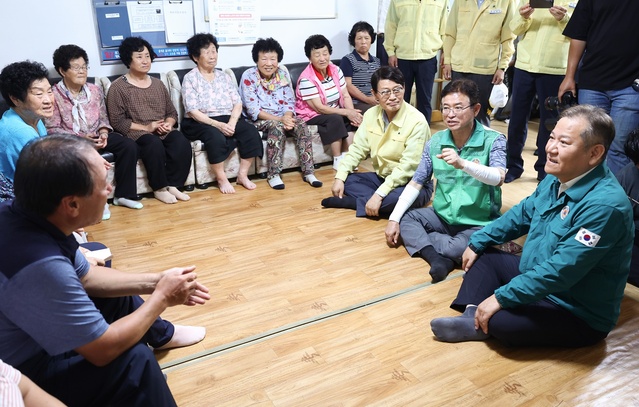 ▲ 이철우 경북도지사는 31일 “오늘부터 계획된  하계 휴가와 다음주 8일부터 14일까지 예정된 해외 방문 일정도 취소하겠다”며 “당분간 호우로 인한 실종자 수색과 수해복구, 폭염으로 인한 재해예방에 집중하겠다”고 말했다.ⓒ경북도