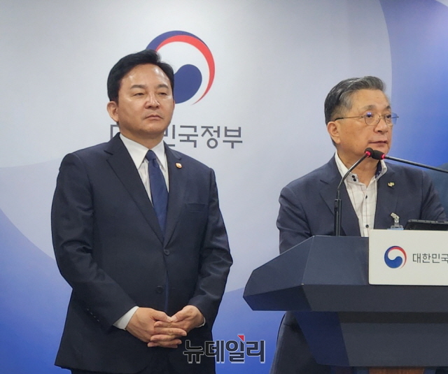 ▲ 원희룡 국토교통부 장관(좌측)과 이한준 LH 사장. 사진=박정환 기자
