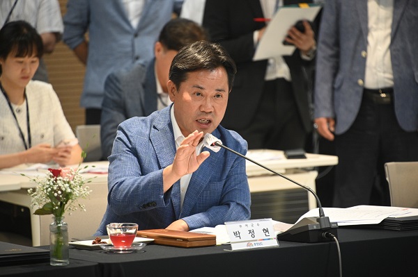▲ 박 군수가 부여에서  발생되는 연간 약 4만여 톤의 시설재배 작물 부산물을 활용해 사료를 쓰인다면 폐자원 순환과 함께 막대한 사료비용 절감효과를 거둘수 있다고 설명하고 있다.ⓒ충남부여