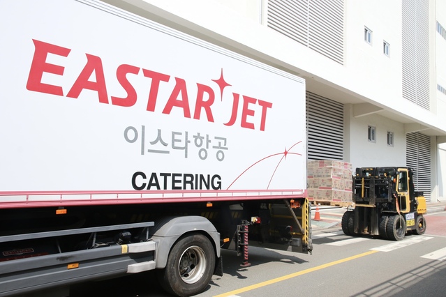 ▲ 이스타항공이 수해를 입은 이재민들을 위해 구호물품을 전달하고 있다. ⓒ이스타항공