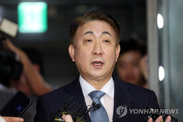 ▲ 이동관 방송통신위원장 후보자가 1일 오전 청문회 준비 사무실이 마련된 경기도 과천시의 한 오피스텔 건물로 출근, 취재진 질문에 답하고 있다.ⓒ연합뉴스