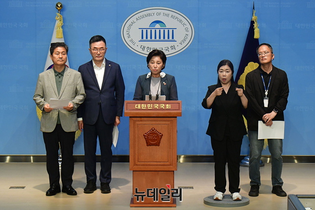 ▲ 더불어민주당 소속 남인순 정치개혁특별위원회 위원장과 소병철 법제사법위원회 간사 등이 1일 오후 국회 소통관에서 공직선거법 개정안 미처리 규탄 기자회견을 갖고 조속한 법안 처리를 촉구하고 있다. ⓒ이종현 기자