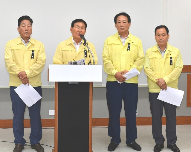 ▲ 김병국 청주시의회 의장과 의원이 1일 청주시의회에서 기자회견을 통해 오송 지하차도 참사와 관련해 입장문을 발표하고 있다.ⓒ청주시의회