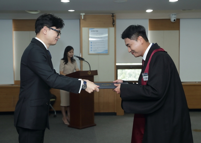 ▲ 한동훈 법무장관이 1일 경기 과천시 정부과천청사 법무부에서 열린 신임 검사 임관식에 참석해 신임 검사에게 임명장을 수여하고 있다. ⓒ법무부