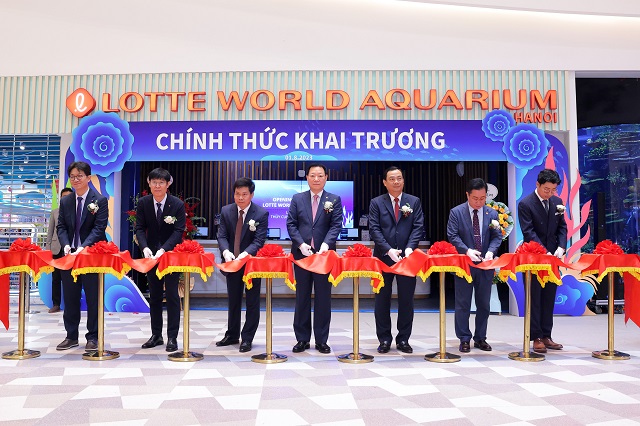 ▲ 오픈식 참석해 테이프 커팅하는 롯데월드 최홍훈 대표이사(왼쪽부터 네번째)와 응우엔쭝칸 베트남 관광청장(왼쪽부터 다섯번째)을 비롯한 내외빈ⓒ롯데월드
