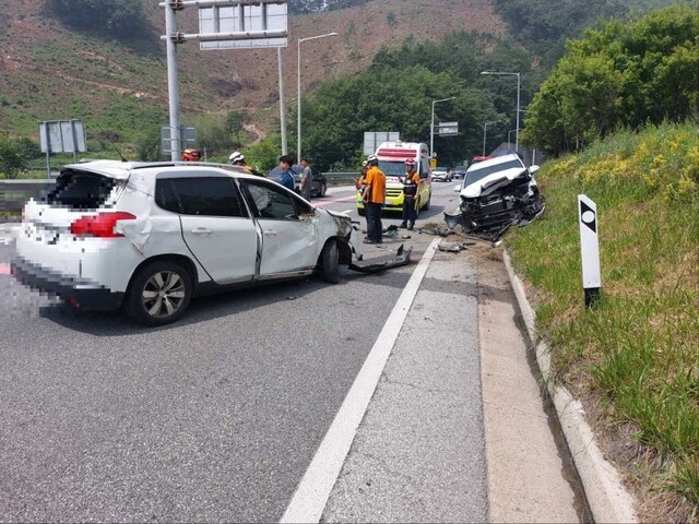 ▲ 강원 영월군 한반도면 쌍용리 푸조차량 사고 현장에서 119구조대가 사고를 수습하고 있다.ⓒ강원소방본부