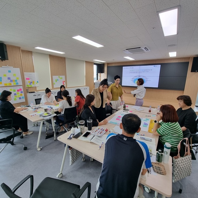 ▲ 김천시(시장 김충섭)는 지난 21일과 31일 2일간에 걸쳐 김천시 가족센터에서 김천시 지역사회보장협의체 주관으로 마을 복지계획 전문가 심화 과정을 교육했다.ⓒ김천시