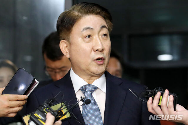 ▲ 이동관 방송통신위원회 위원장 후보자가 1일 오전 경기도 과천시 정부과천청사 인근에 마련된 사무실로 출근하며 취재진 질문에 답하고 있다.ⓒ뉴시스