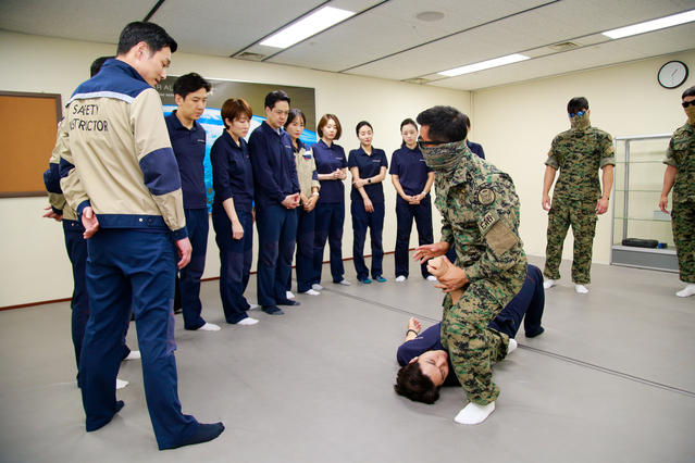 ▲ 서울 강서구 아시아나항공 본사 교육훈련동에서 아시아나항공 보안교관들이 특수전사령부 대테러요원에게 호신술 훈련을 받고 있다. ⓒ아시아나항공