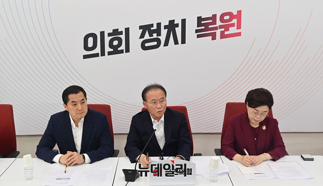 ▲ 윤재옥 국민의힘 원내대표가 2일 오전 국회에서 무량판 공법 부실시공 관련 기자간담회를 갖고 있다. ⓒ이종현 기자