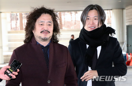 ▲ 서울 서초구 서울중앙지법에서 열린 '언론인 선거운동 금지 위헌' 선고 공판에 출석하고 있는 김어준과 주진우. ⓒ뉴시스