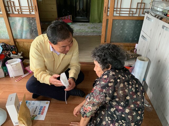 ▲ 청도군(군수 김하수)은 연일 이어지는 폭염과 열대야에 대비해 전 공무원이 폭염 취약계층과 1:1 밀착, 보호하기 위한 ‘청도군 전 공무원 복지도우미’를 운영한다.ⓒ청도군