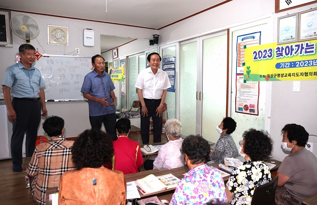 ▲ 김주수 군수가 직접 읍·면별 경로당을 순회하며 무더위쉼터로서의 경로당 역할을 강조하고, 어르신들의 온열질환을 예방해 ‘폭염 대비 예방수칙’ 등을 안내하고 있다.ⓒ의성군