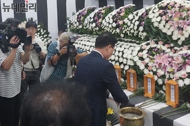 ▲ 민주당 박광온 원내대표가 충북도청에 마련된 합동분향소를 찾아 조문했다.ⓒ최중기 기자