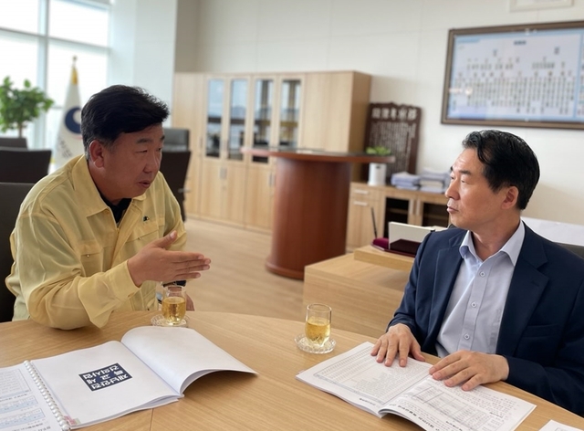 ▲ 이범석 시장이 행안부를 방문해 수해복구를 위한 재난안전특별교부세를 건의했다.ⓒ청주시