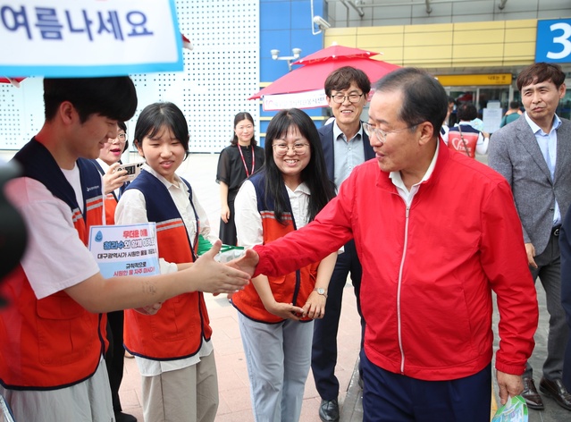 ▲ 홍준표 대구광역시장은 2일 동대구역 광장을 찾아 ‘폭염 대응 자원봉사활동’을 펼치고 있는 자원봉사자들을 격려했다.ⓒ대구시