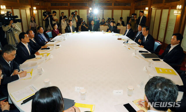 ▲ 한덕수 국무총리가 2일 오후 서울 종로구 총리공관에서 LH 아파트 부실 시공에 대한 고위 당정협의회를 하고 있다. ⓒ뉴시스