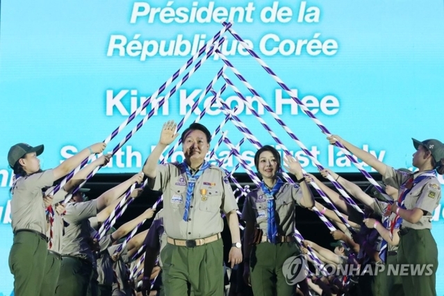 ▲ 윤석열 대통령과 김건희 여사가 2일 오후 전북 부안 새만금 부지에서 열린 '2023 새만금 제25회 세계스카우트잼버리' 개영식에서 스카우트 최고의 예우를 표하는 장문례를 받으며 입장하고 있다. 2023.8.2 [대통령실통신사진기자단] ⓒ연합뉴스