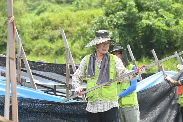 ▲ 임종식 경북교육감은 2일 예천군 감천면 소재 인삼밭 수해 피해 농가 현장을 찾아 복구 지원활동을 펼쳤다.ⓒ경북교육청