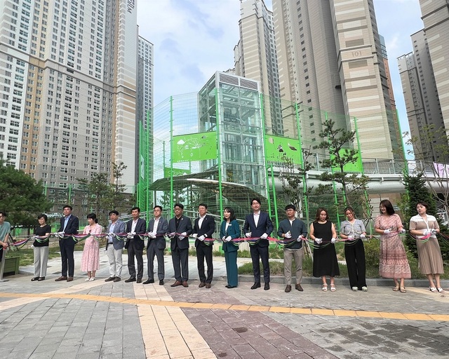 ▲ 신동헌 천안부시장이 2일 주민들과 함께 호수초등학교 육교 준공식에 참석, 테이프 커팅을 하고 있다.ⓒ천안시