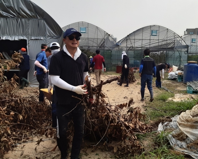 ▲ 청주시 공공건축가 20여명이 2일 오송읍 궁평리에서 수해 복구활동을 가졌다.ⓒ청주시