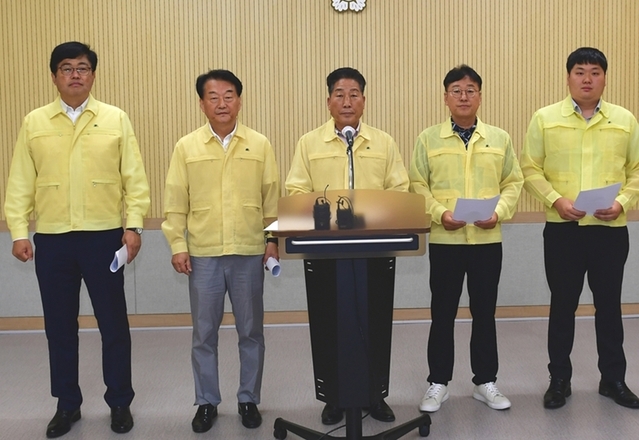 ▲ 청주시의회 도시건설위원회 소속 의원들이 3일 시의회에서 행복청에 대한 검찰의 철저한 수사를 촉구했다.ⓒ청주시의회