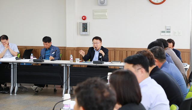 ▲ 손병복 군수가 지난 2일 군청 중회의실에서 군수, 부군수, 국장, 정책홍보관, 실장, 관련 부서 과장 및 팀장 등이 참석해 8월 민선 8기 주요 현안 및 공약사항 점검회의를 개최했다.ⓒ울진군