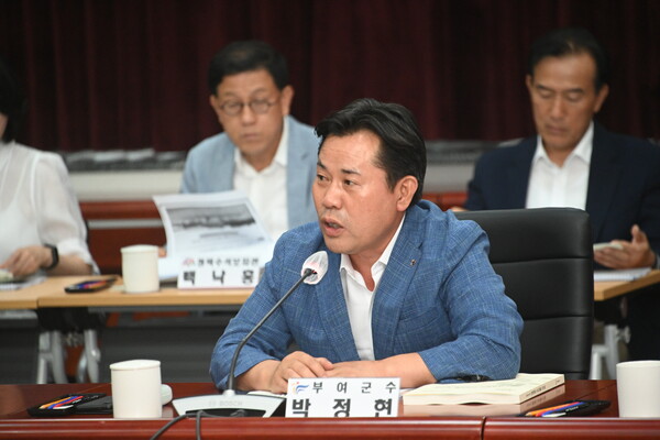 ▲ 박정현 부여군수가 지난 2일 충남도청에서 기존 구드래 일원에서 개최 예정인 2023 대백제전 주 행사장을 ‘백제문화단지’로 변경사유를 설명하고 있다.ⓒ충남부여