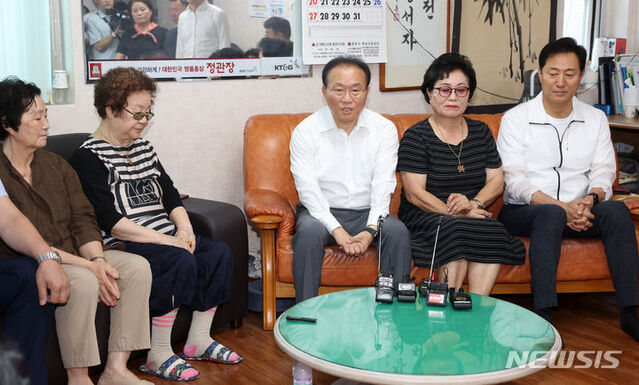 ▲ 윤재옥 국민의힘 원내대표가 오세훈 서울시장과 함께 3일 서울 종로구 동원경로당 무더위쉼터를 방문해 폭염 대비 간담회 발언을 하고 있다. ⓒ뉴시스