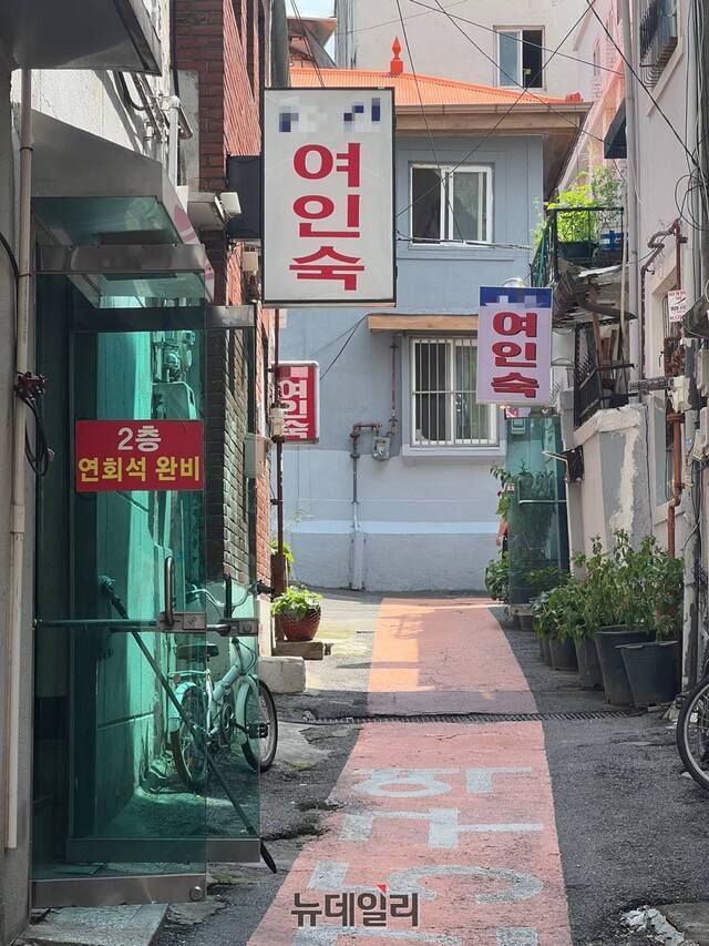 ▲ 동자동 쪽방촌 골목 옆으로 여인숙 건물이 들어서있다. ⓒ유동선 인턴기자