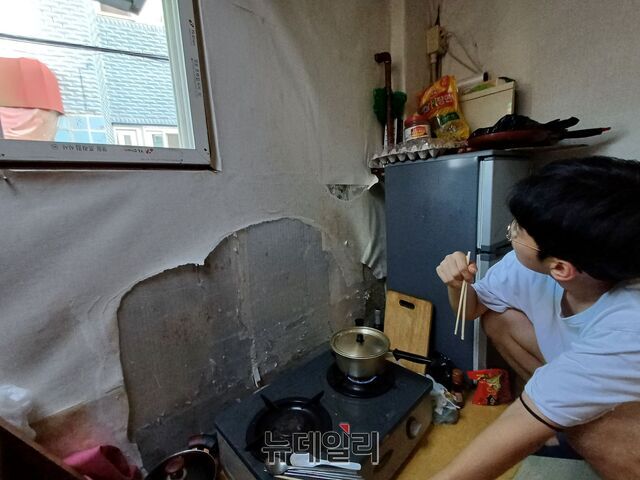 ▲ 임준환 인턴기자가 라면을 끓이고 있다. ⓒ김성웅 기자